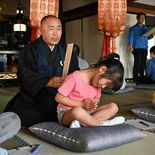 座禅で夢を　「パチン」と応援　佐野JCが子ども向け体験