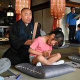 座禅で夢を　「パチン」と応援　佐野JCが子ども向け体験