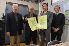 富士見小新入生に交通安全グッズ