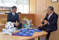 上野さん故郷へ報告　サッカーＷ杯日本代表コーチ　真岡市へレプリカユニホーム寄贈