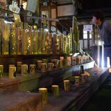 竹灯籠、境内照らす　大田原の光丸山法輪寺で「万灯会」