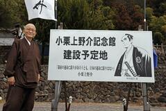 墓の近くに記念館