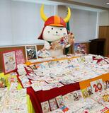 ひこにゃん感激、年賀状の山