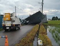 【詳報】「ガシャーン」と轟音　目撃者は呆然　宇都宮の車庫倒壊　鉄やトタンが宙に浮く