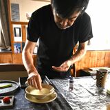 陶器で食卓に彩りを　茂木の陶芸家和田さん　ワークショップで食べ物盛り付け、器の調和を提案