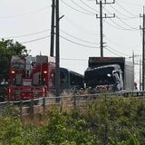 路線バスとトラックが衝突　小山市