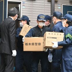 上三川強盗殺人 容疑者夫婦宅の家宅捜索終わる 横浜のアパートから段ボール箱運び出す