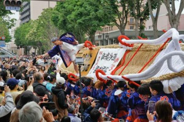「東北絆まつり」で披露された福島わらじまつり=24日午後、盛岡市