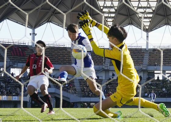 後半20分、決勝ゴールを決める矢板中央のＦＷ朴（中央）＝千葉市のフクダ電子アリーナ
