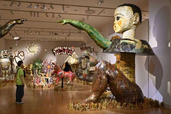 巨大な立体造形が並ぶザ・キャビンカンパニーの個展