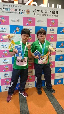 ボウリング青年女子を制し3大会連続優勝を飾った加藤美晴選手(右)と少年男子優勝の南波大翔選手(左)