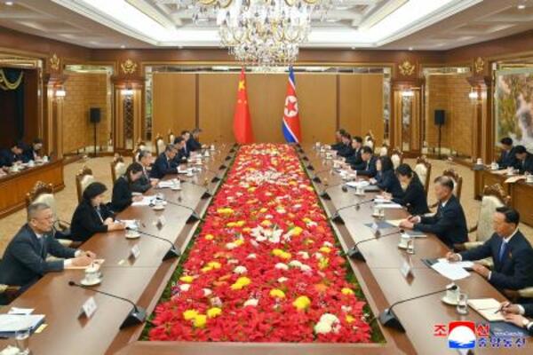 会談する中国の王毅外相(左から4人目)と北朝鮮の崔善姫外相(右から4人目)=9日、平壌(朝鮮通信=共同)