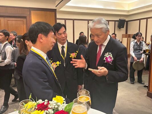 レセプションで本県の食や観光の魅力を語る福田知事(手前右)=16日午後、ベトナム(県提供)