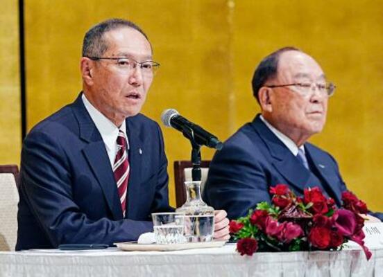 社長就任が決まり、記者会見するキヤノンの小川一登副社長。右は御手洗冨士夫会長兼社長=29日午後、東京都内のホテル