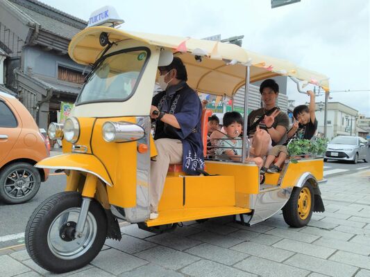 トゥクトゥクに乗る親子