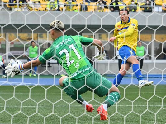 後半37分、栃木ＳＣのＦＷ宮崎（右）がシュートを放つも、相手キーパーの好セーブに阻まれる＝カンセキスタジアムとちぎ