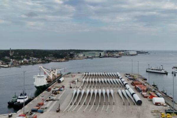 　風力発電の風車の羽根などの部品＝２０２５年９月、米東部コネティカット州（ロイター＝共同）