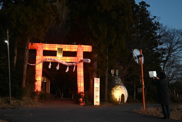 夕闇に浮かび上がる「行灯大鳥居」