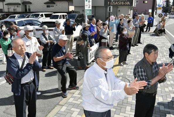 候補者の訴えに拍手を送る人たち＝15日午前、日光市内（画像は一部加工しています）