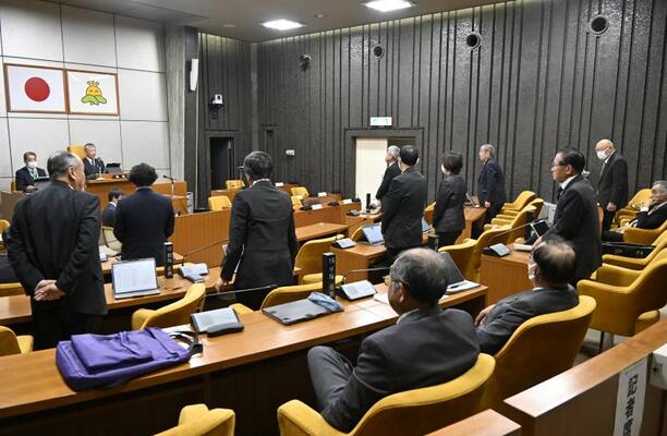採決で起立する議員ら