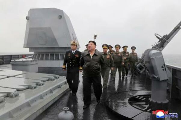 　新型駆逐艦「崔賢」の航海試験を視察する北朝鮮の金正恩朝鮮労働党総書記（手前）＝７日（朝鮮中央通信＝共同）