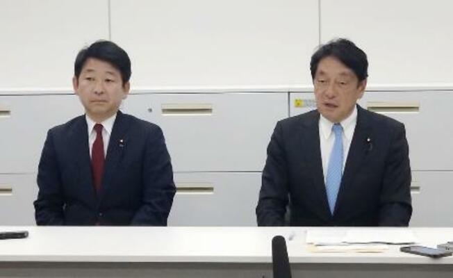 取材に応じる自民党の小野寺税調会長(右)と日本維新の会の梅村税調会長=5日、国会