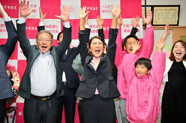 初当選し、万歳する益子純恵氏（中央）＝19日午後９時15分、那珂川町馬頭、磯真奈美撮影