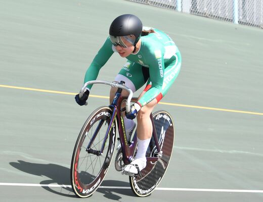 女子５００メートルタイムトライアル　力強くペダルを踏み加速する荒牧＝宇都宮競輪場