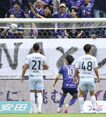 　広島―長崎　前半、先制ゴールを決める広島・鈴木（１０）＝Ｅピース