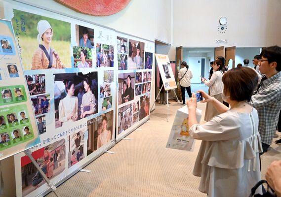 ドラマを紹介するパネル展示＝16日午後、那須町寺子乙