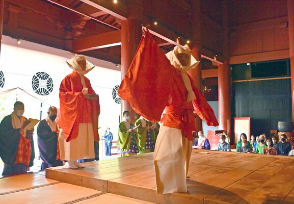 三仏堂で厳粛に奉納される延年舞＝17日午前９時、日光市山内
