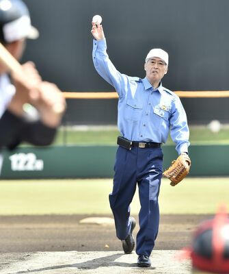 始球式に登場した県警の杉本本部長＝１日午後１時、真岡ハイトラ運動公園市民球場