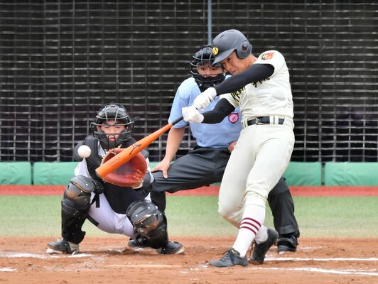１回、作新の中島が右中間を破る適時二塁打を放つ＝清原