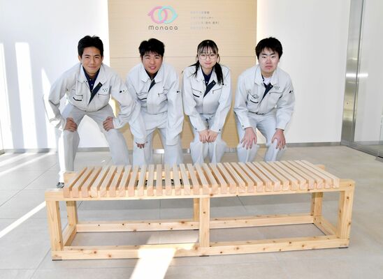 ベンチを製作した(左から)黒崎さん、石川さん、長島さん、赤津さん