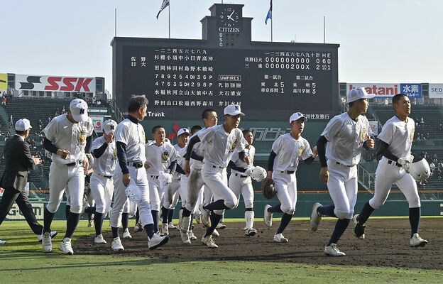 初戦敗退を喫し、悔しさをにじませながらベンチに引き上げる佐野日大ナイン＝23日午後４時10分、阪神甲子園球場、広瀬華撮影