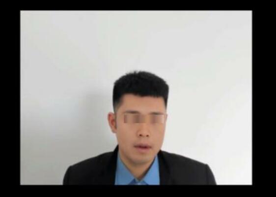 　ビデオ通話で話すニセの警察官（長崎県警提供、顔に画像加工しています）