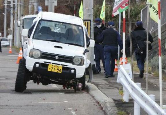 　タイヤが外れる事故を起こした改造車＝２０２３年１１月、札幌市西区