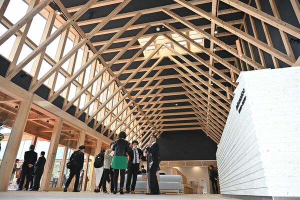 式典後、施設内を見学する関係者。木材や深岩石など鹿沼市の名産品が至る所に使われている＝12日午後、同市上南摩町