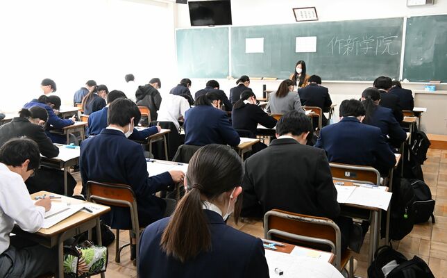 下野新聞模擬テストを受ける中学生＝18日午後、作新学院高