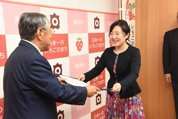 石坂市長から委嘱状を受け取る上田さん