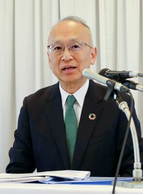 　記者会見する名古屋銀行の藤原一朗頭取＝２８日午前、名古屋市