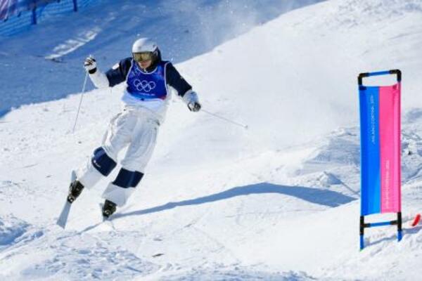 　男子デュアルモーグル決勝　バランスを崩す堀島行真＝リビーニョ（共同）