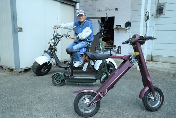 電動バイクの取り扱いを始めた中山社長＝宇都宮市