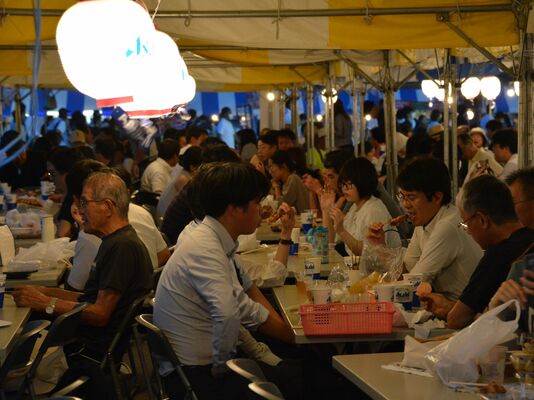 ビールとグルメを味わう来場者ら
