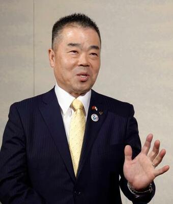 中国北京市で記者団の取材に答える滋賀県の三日月大造知事=7日(共同)