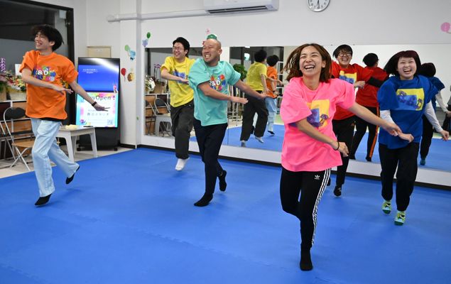 １０月にオープンするエンタメ療育スタジオ内。子どもたちに見せるダンスを踊るスタッフたち