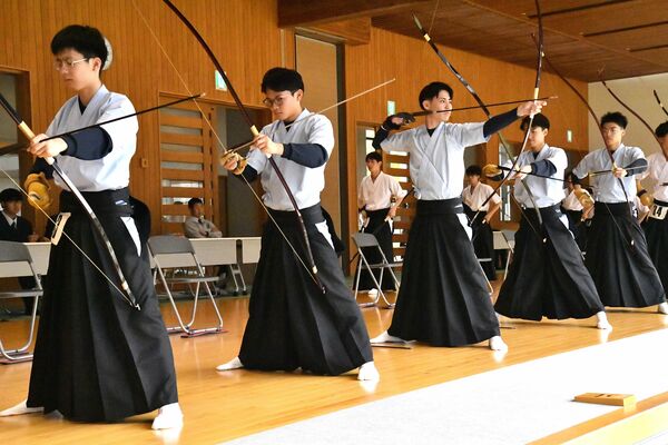 男子団体で優勝した足大付Ａ。決勝で石川（左から３人目）が弓を引く＝ユウケイ武道館弓道場