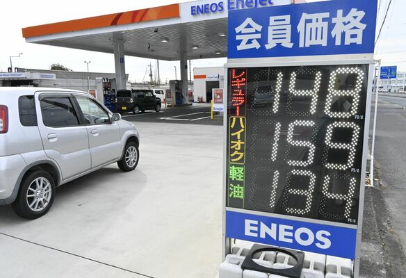 レギュラー1リットル当たり148円とした会員価格の表示。会員以外の価格も150円に下げた=11日午前、宇都宮市鶴田町