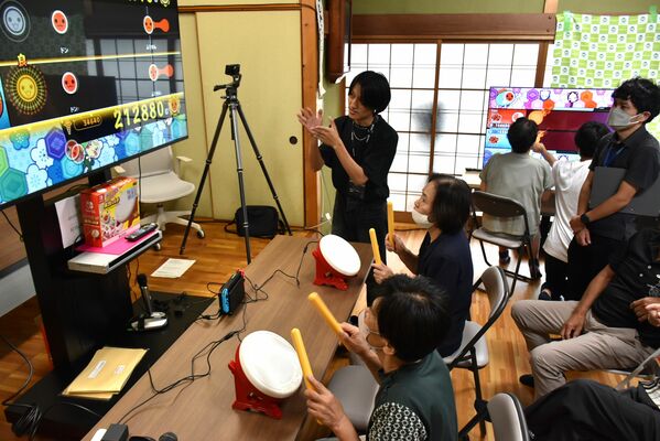 ｅスポーツを楽しむ高齢者