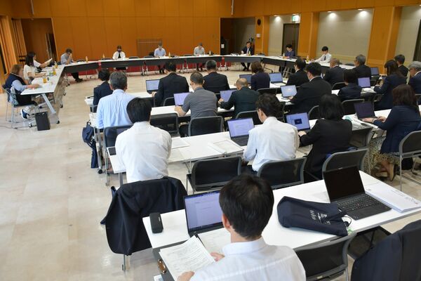 次期県教育振興基本計画について話し合った懇談会＝21日午後、県総合文化センター